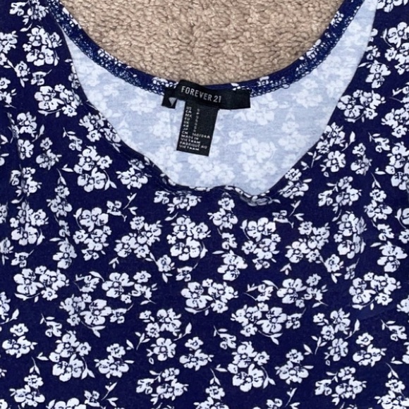 3/$15 Forever 21 Blue Floral Crop Top with Lace Detail - Picture 4 of 5